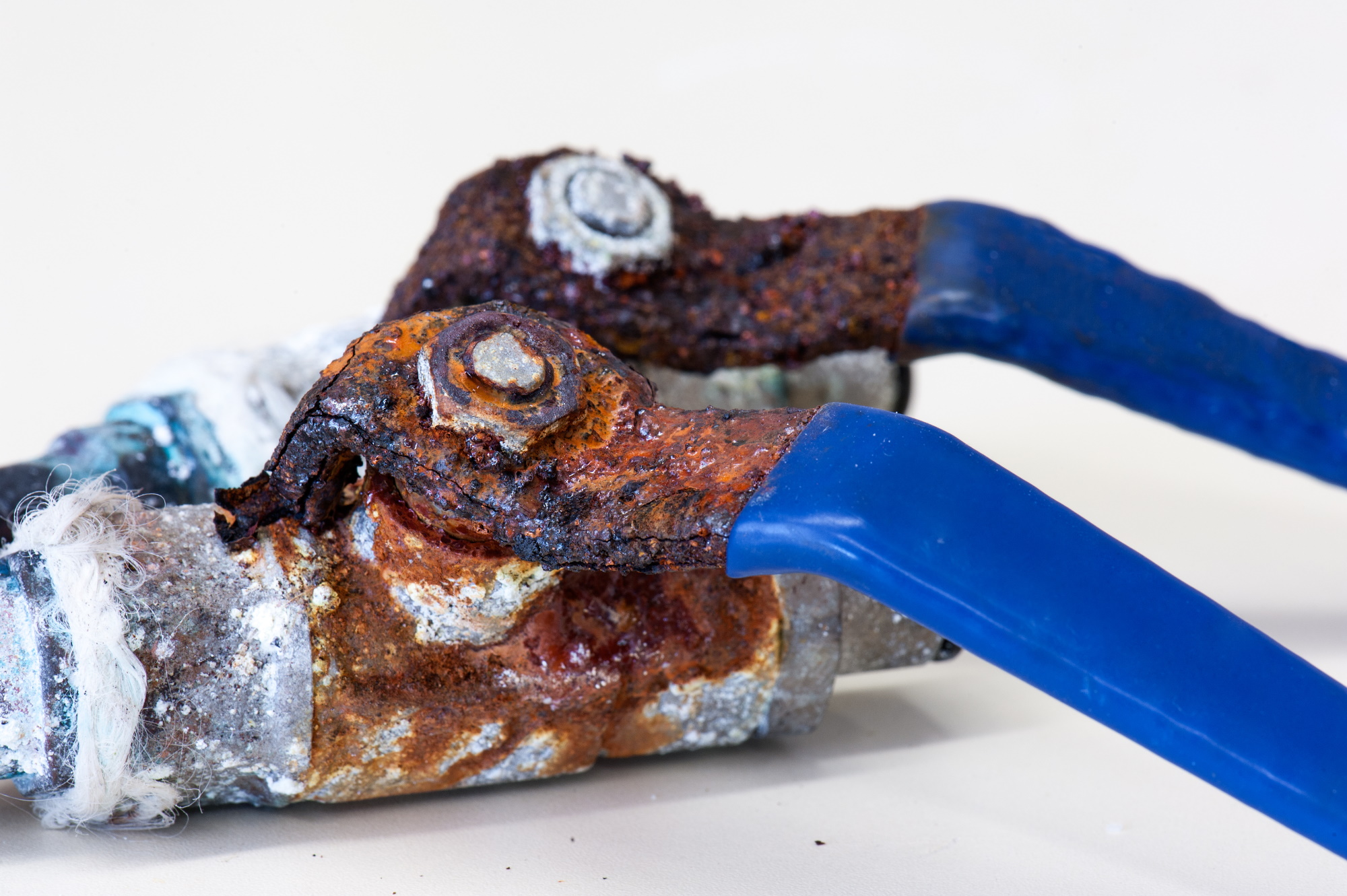 Herramienta metálica oxidada por la corrosión de su recubrimiento