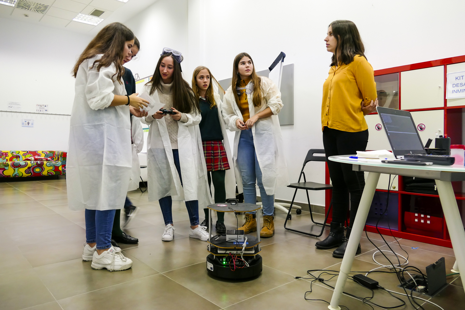 Ochenta niñas juegan a ser científicas en ITAINNOVA, con motivo del 11F