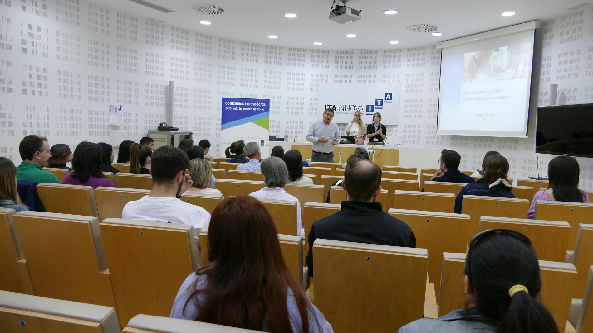Personal de Laboratorio de empresas de la industria química y farmacéutica asisten a una jornada de Mettler-Toledo en ITA