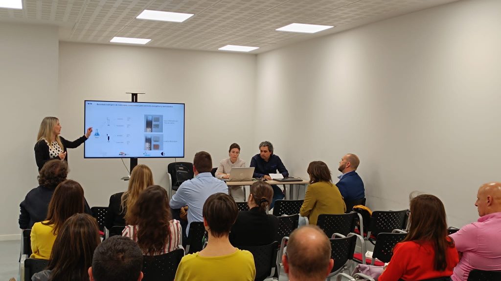 Noelia Mendoza, del equipo de Materiales del ITA, presenta el proyecto REBIOWIND.
